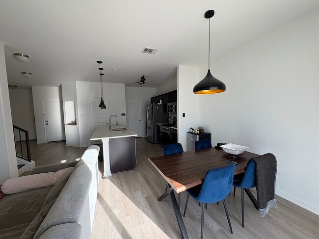 Building Photo - 1620 Bryant Dr