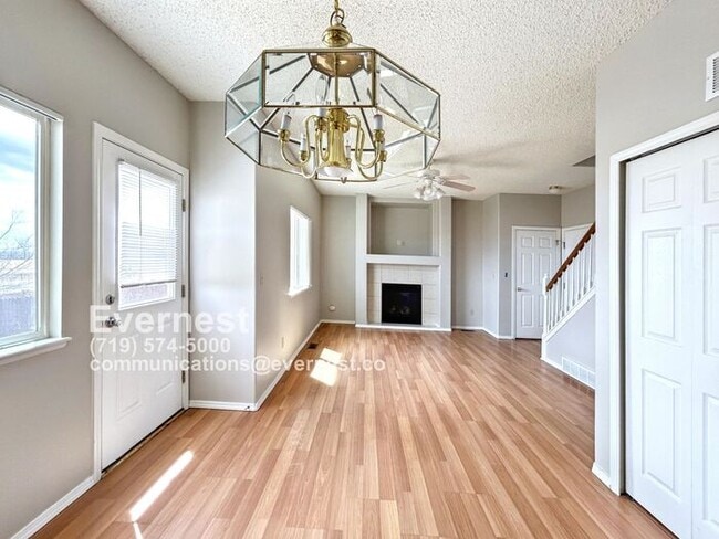 Building Photo - Gorgeous 3-Bedroom Home with Cozy Fireplac...