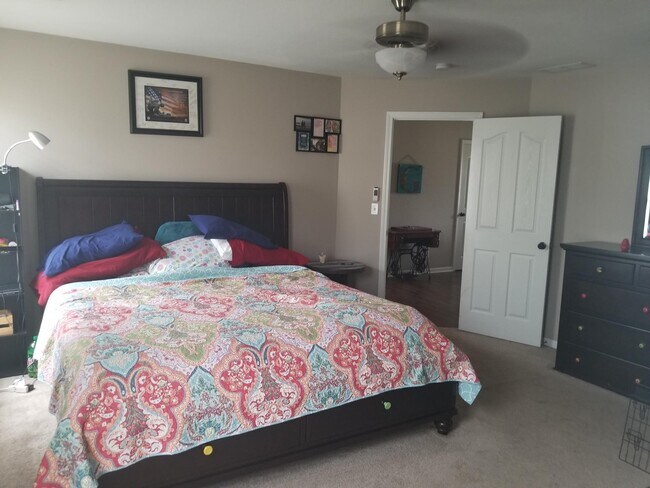Master Bedroom - 4905 N Montgomery Dr
