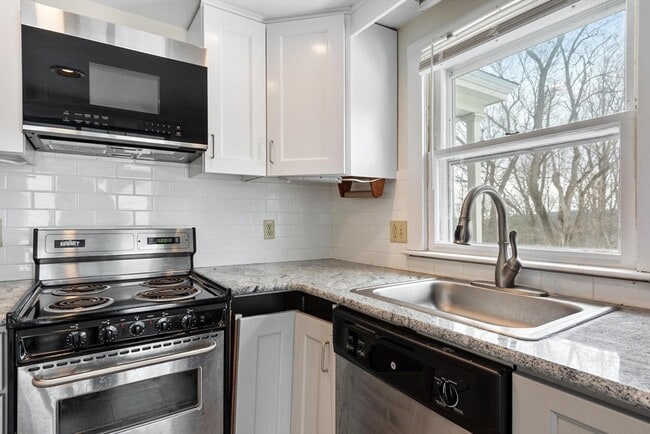 Building Photo - 18 Ayer Rd