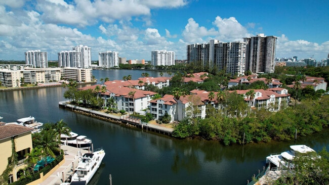 Building Photo - Town Aventura