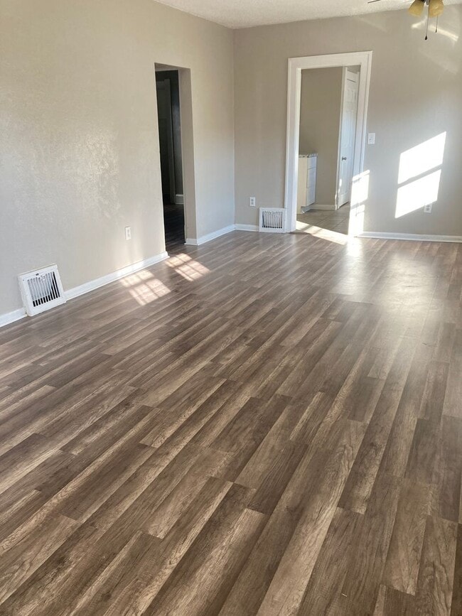 Building Photo - Spacious Recently updated 2 Bedroom 1 Bath...
