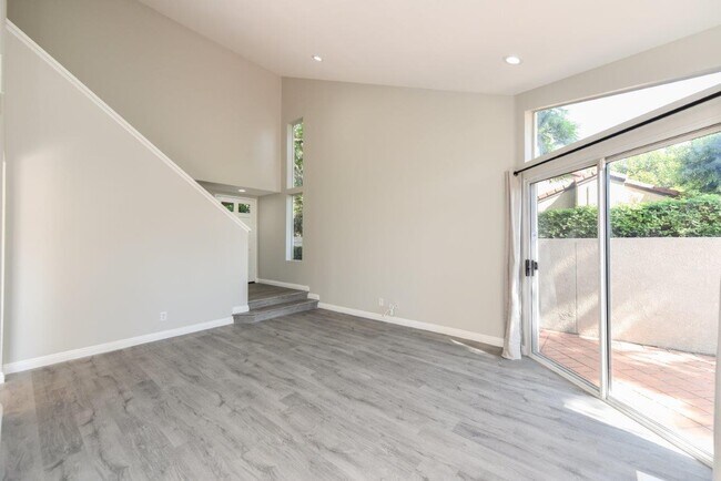 Foto del edificio - 355 Stanford Ct