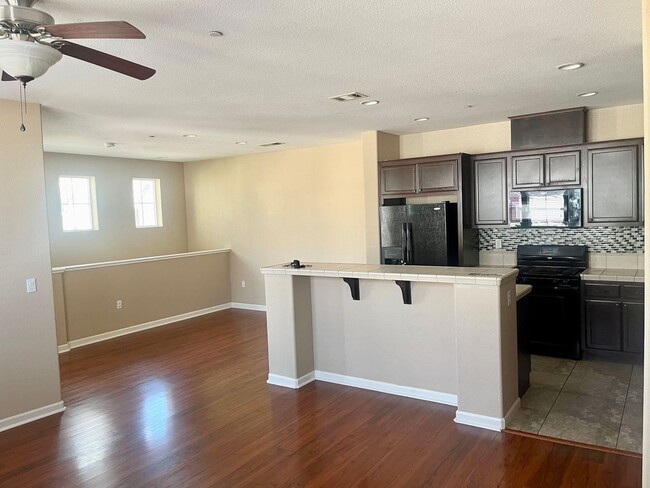 Building Photo - Stunning Two Bedroom Condo Located In Folsom!