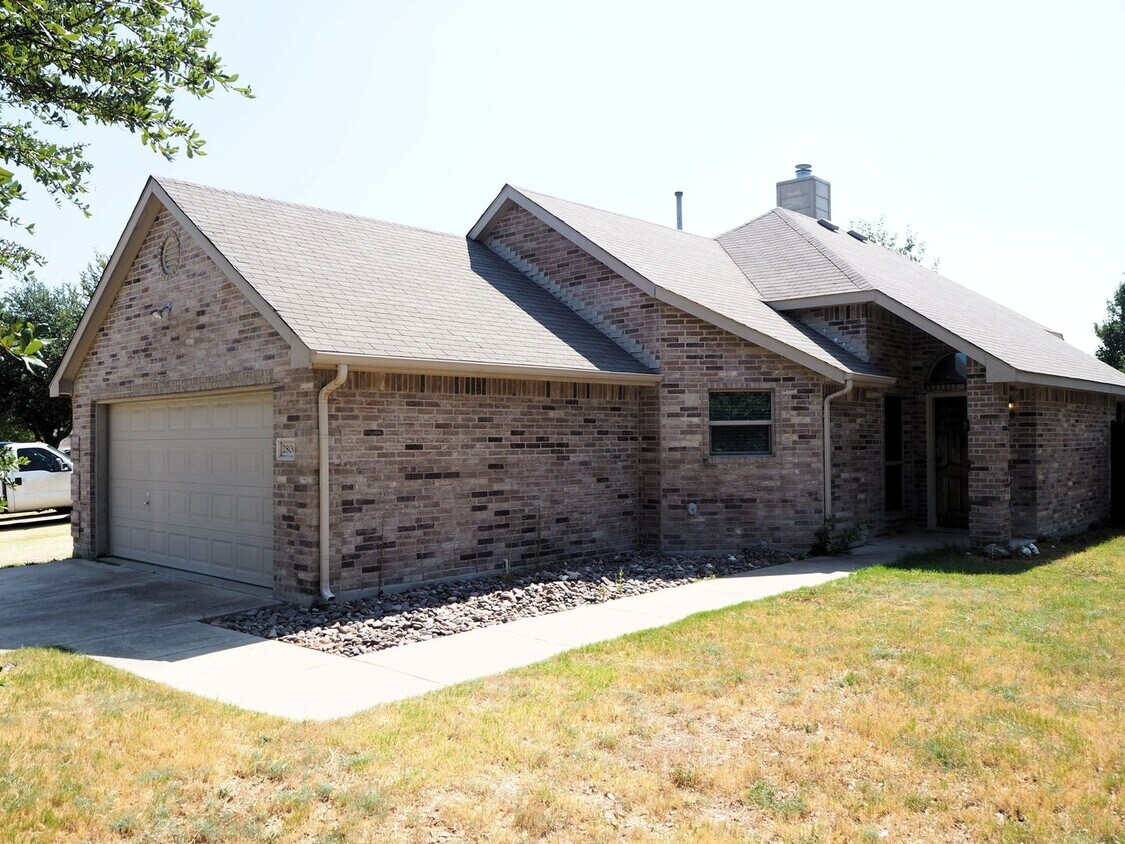 Foto principal - 3 Bed 2 Bath in Denton