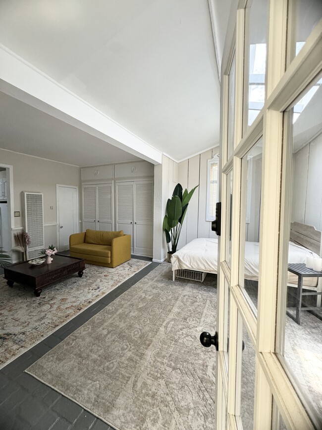 Foto del edificio - 8956 1/2 Norma Pl