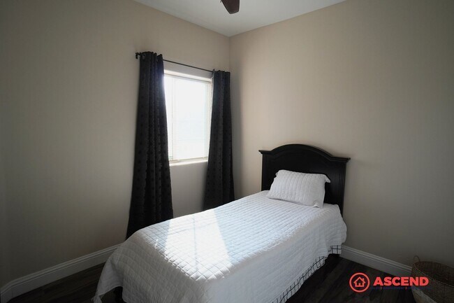 Foto del edificio - Fully Furnished Home In East Bakersfield!