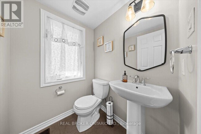 Building Photo - 504 Broadleaf St