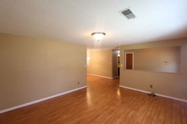 Foto del edificio - New On The Market with Fresh Updates!! Better Hurry!!