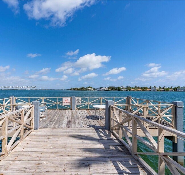 Foto del edificio - 1865 79th Street Causeway