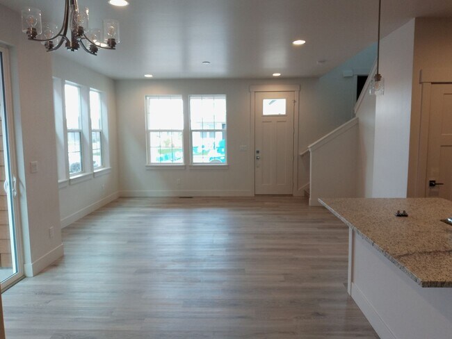 Foto del edificio - 3 Bed 2.5 Bath in Belgrade with attached d...