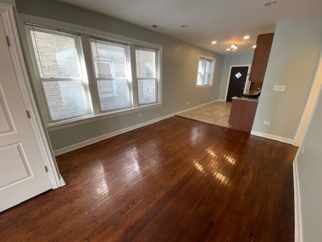 Building Photo - 5114 N Kimball Ave