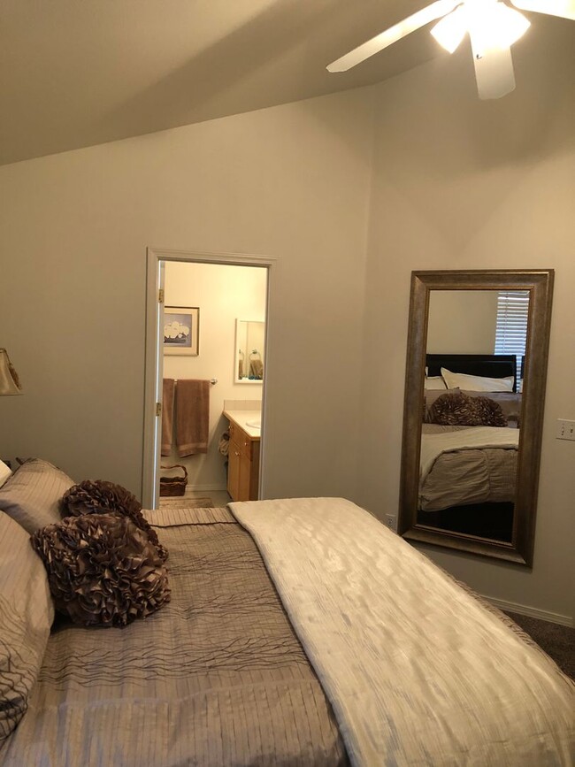 Building Photo - Boise 2 bedroom/1.5 bathroom/2Car, 1128Sqft, Nice townhouse off of State & Pierce Park
