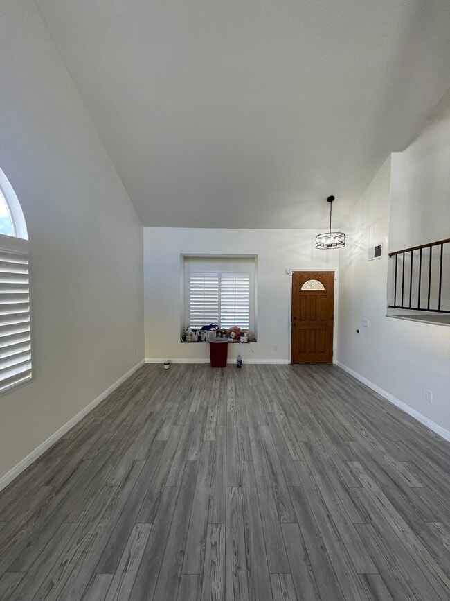 Building Photo - 6310 N Wisteria Ave