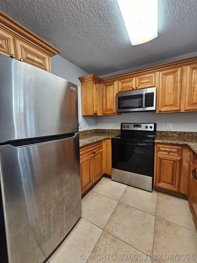 Building Photo - 1453 Lake Crystal Dr