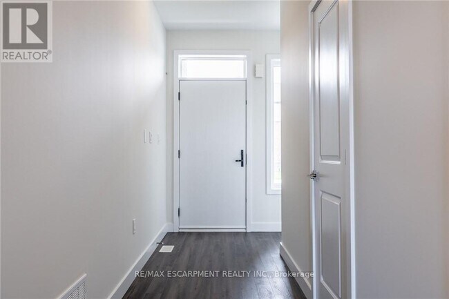 Building Photo - 6 Bedrock Dr