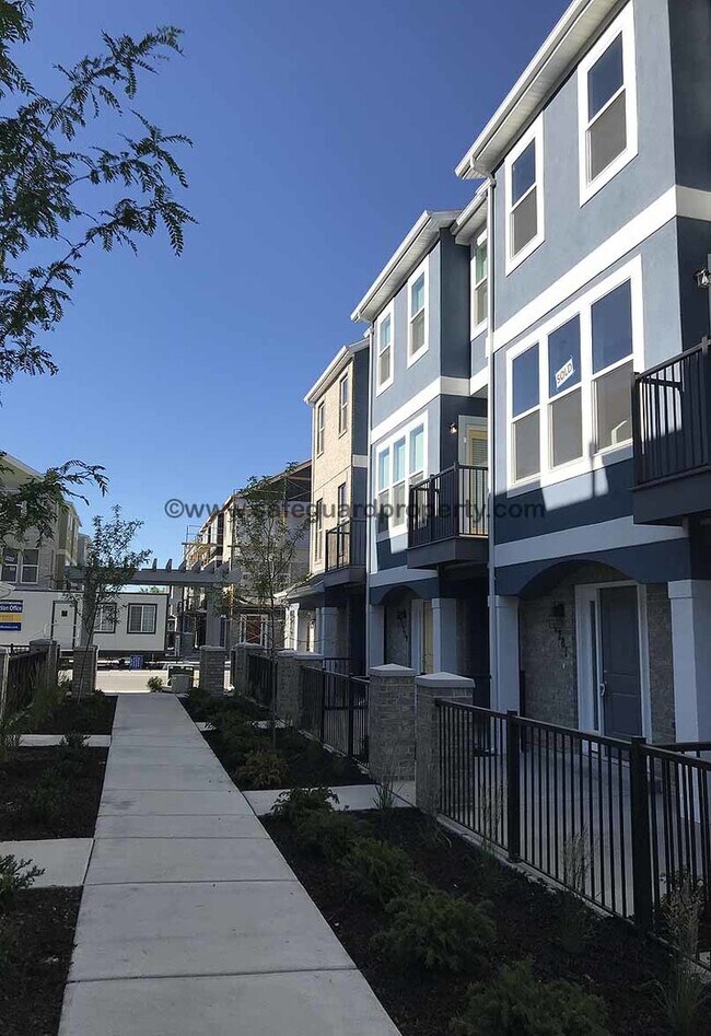 Foto del edificio - Gorgeous 3 Bedroom Townhome