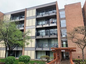 Building Photo - 6020 Oakwood Dr