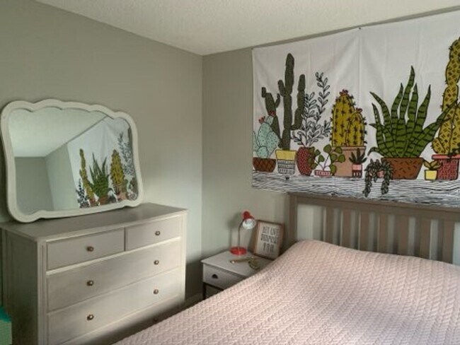 Foto del edificio - Huge room in a large shared home, private bathroom, great neighborhood, friendly roommates!