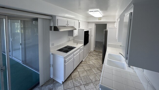Kitchen - 289 S Barrington Ave