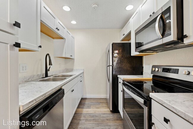 Foto del edificio - 1 br, 1 bath House - 10712 E Exposition Av...