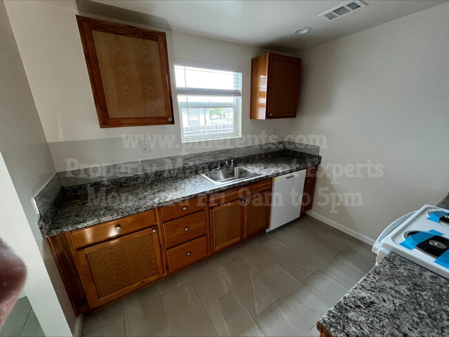 Building Photo - 2206 Buena Vista Ave
