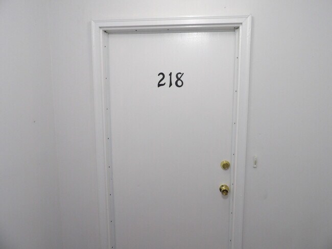 Foto del edificio - 218 Centennial Dr