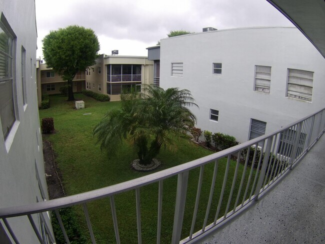 Foto del edificio - 556 Capri L