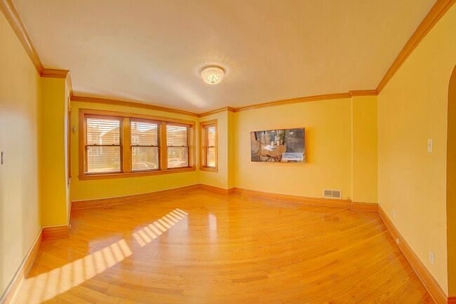 Building Photo - 4310 S Sawyer Ave