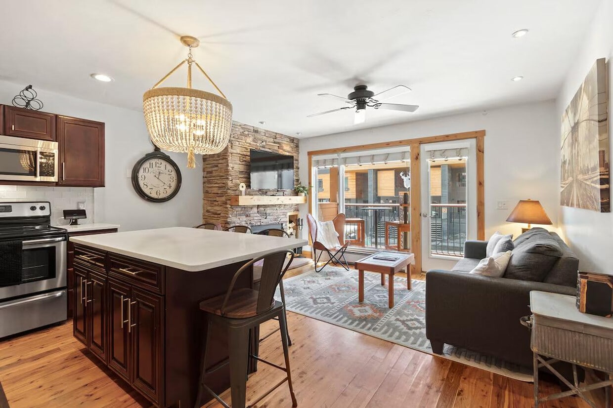 Primary Photo - 421 S Main St