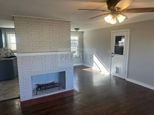 Building Photo - 8205 E 53rd KC MO -3 bed / 1 full bathroom...