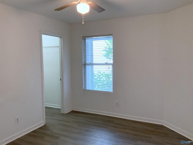 Foto del edificio - 15251 Tyler Mill Dr
