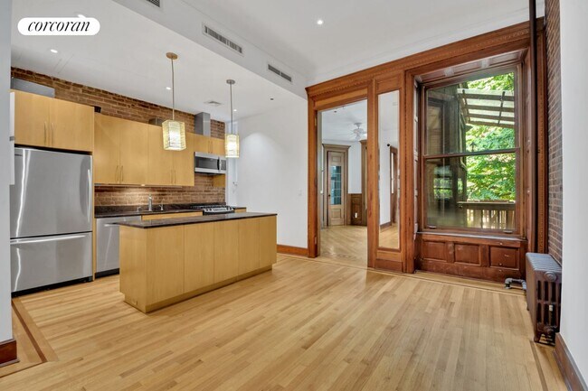 Building Photo - 23 W 95th St