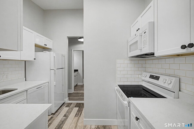 Foto del edificio - 81 Coalpit Hill Rd