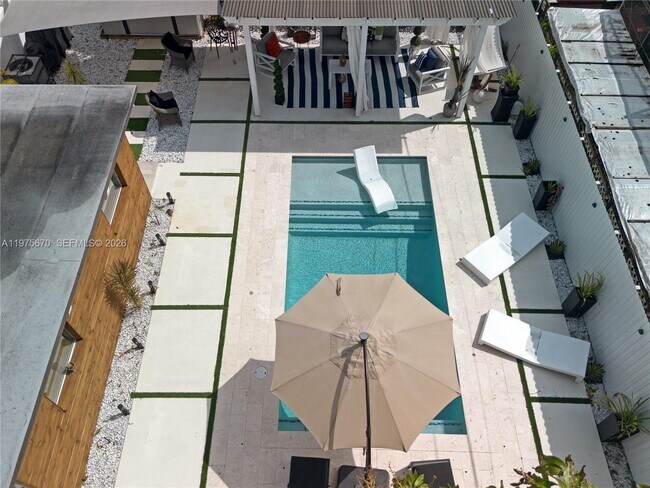 Foto del edificio - 920 NE 159th St