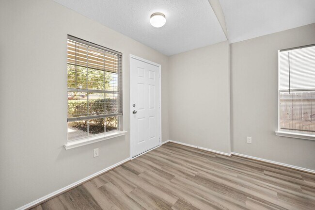 Foto del edificio - Discover the perfect blend of modern luxury and functional design in this impeccably remodeled ho...