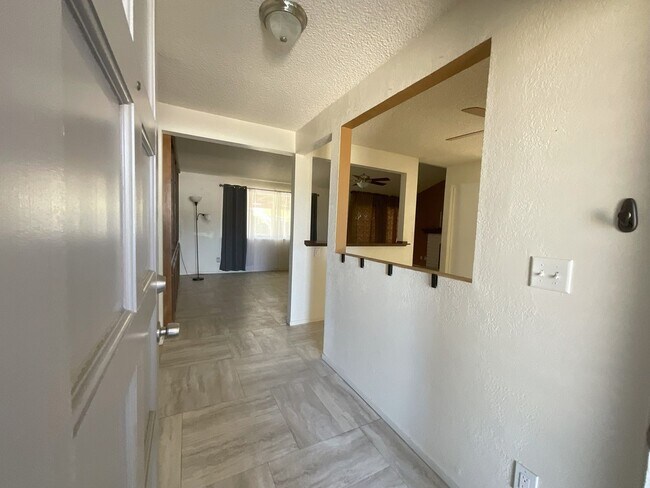 Building Photo - Charming Clovis 3/2 Home with New Solar Sy...