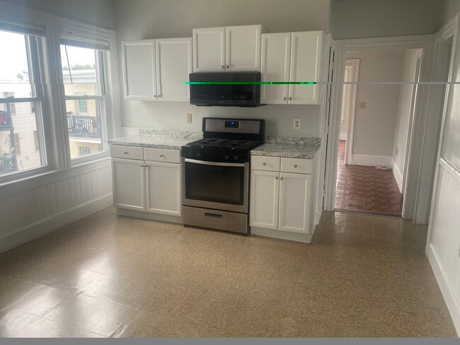 Building Photo - 207 Farnham St