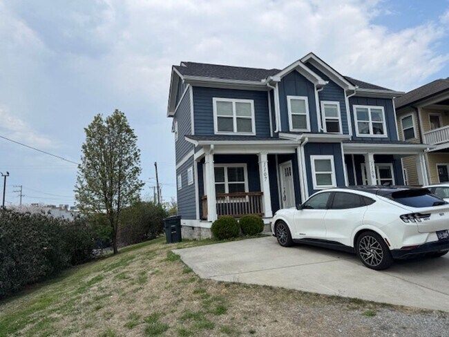 Foto del edificio - Coming Soon! Nice townhome in convenient East Nashville location!