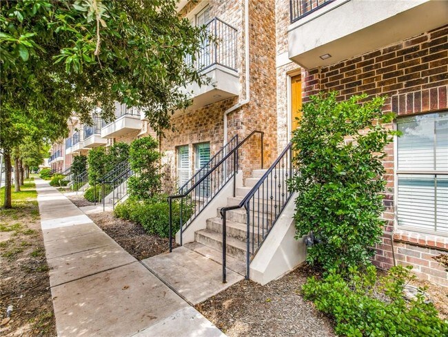 Building Photo - 2821 Parmer Ave