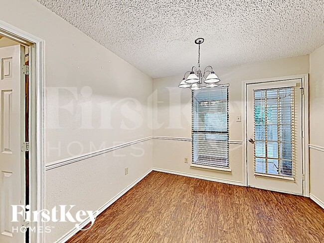 Building Photo - 811 W Lynn Creek Dr