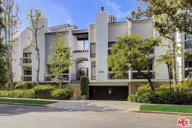 Building Photo - 10933 Wellworth Ave
