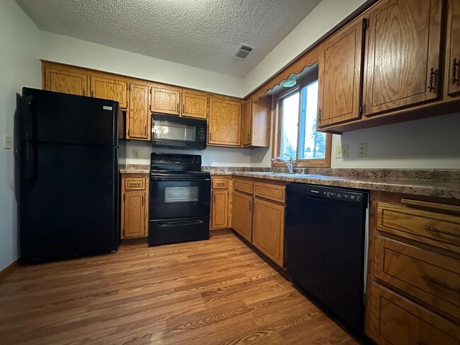 Building Photo - Huge Yard! 2 bd 1 ba 1 car garage plus par...