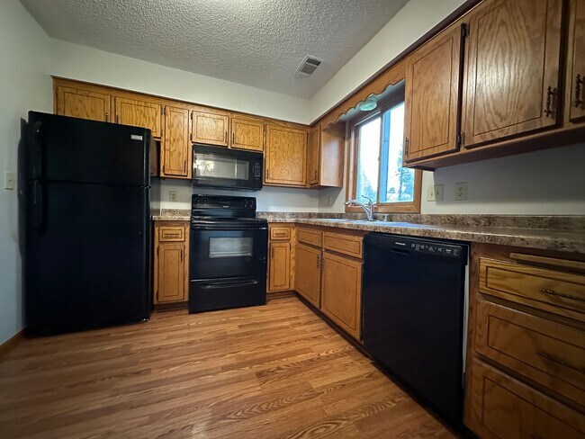 Foto del edificio - Huge Yard! 2 bd 1 ba 1 car garage plus par...