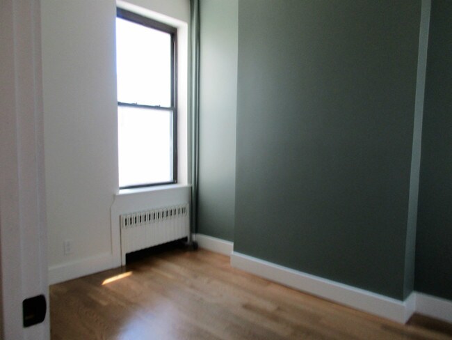 Building Photo - 344 Marion St
