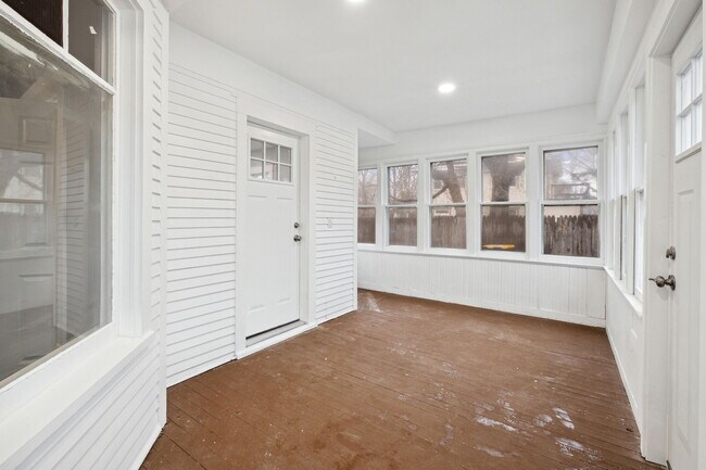 Building Photo - 1035 Bluff Ave E