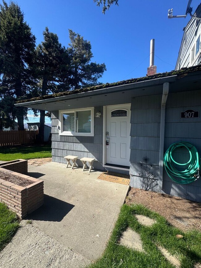 Building Photo - Pet-Friendly 2 Bedroom Rental with Spacious Living