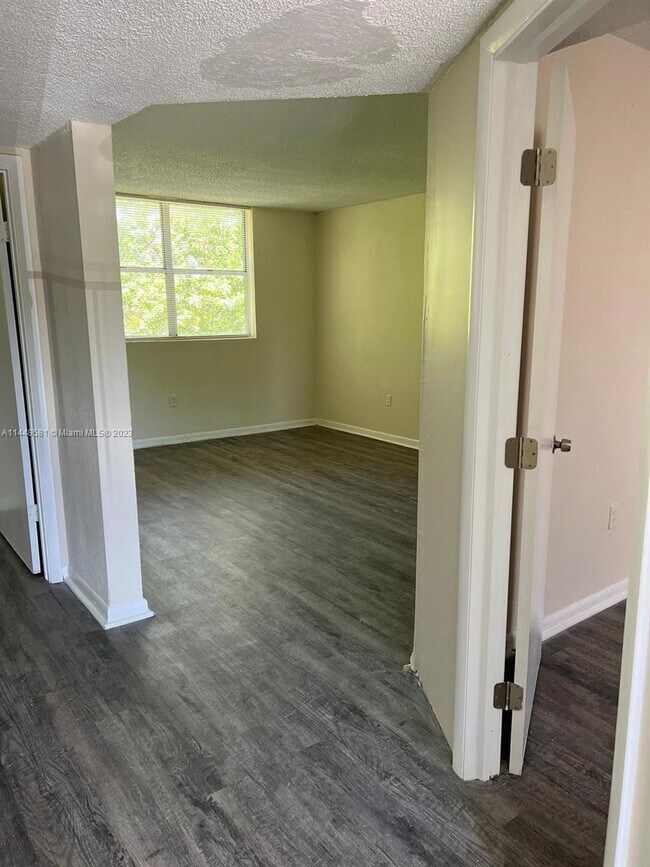 Foto del edificio - 1235 NW 103rd Ln