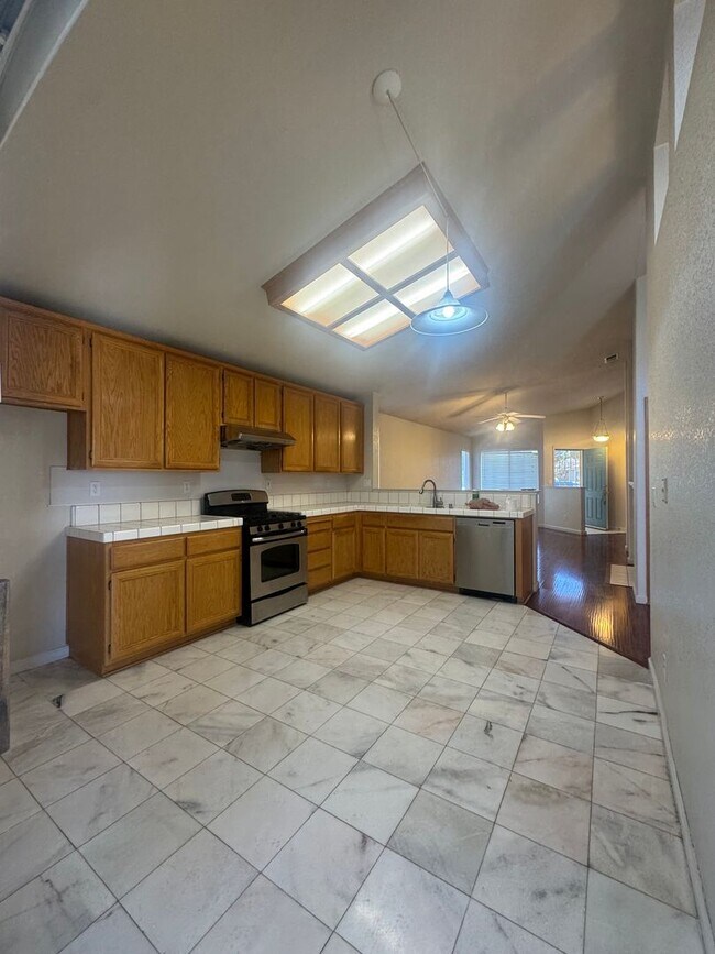 Foto del edificio - Beautiful 4-Bedroom Home with Solar, High ...
