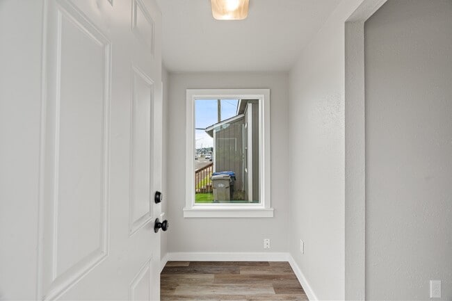 Building Photo - 207 N Alder St
